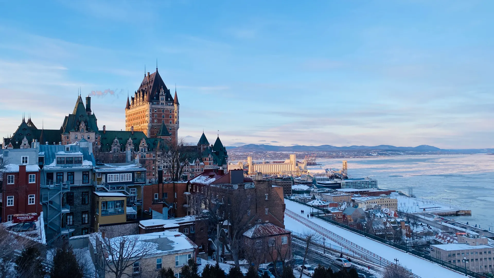 Le Vieux-Québec au bord du Saint-Laurent gelé